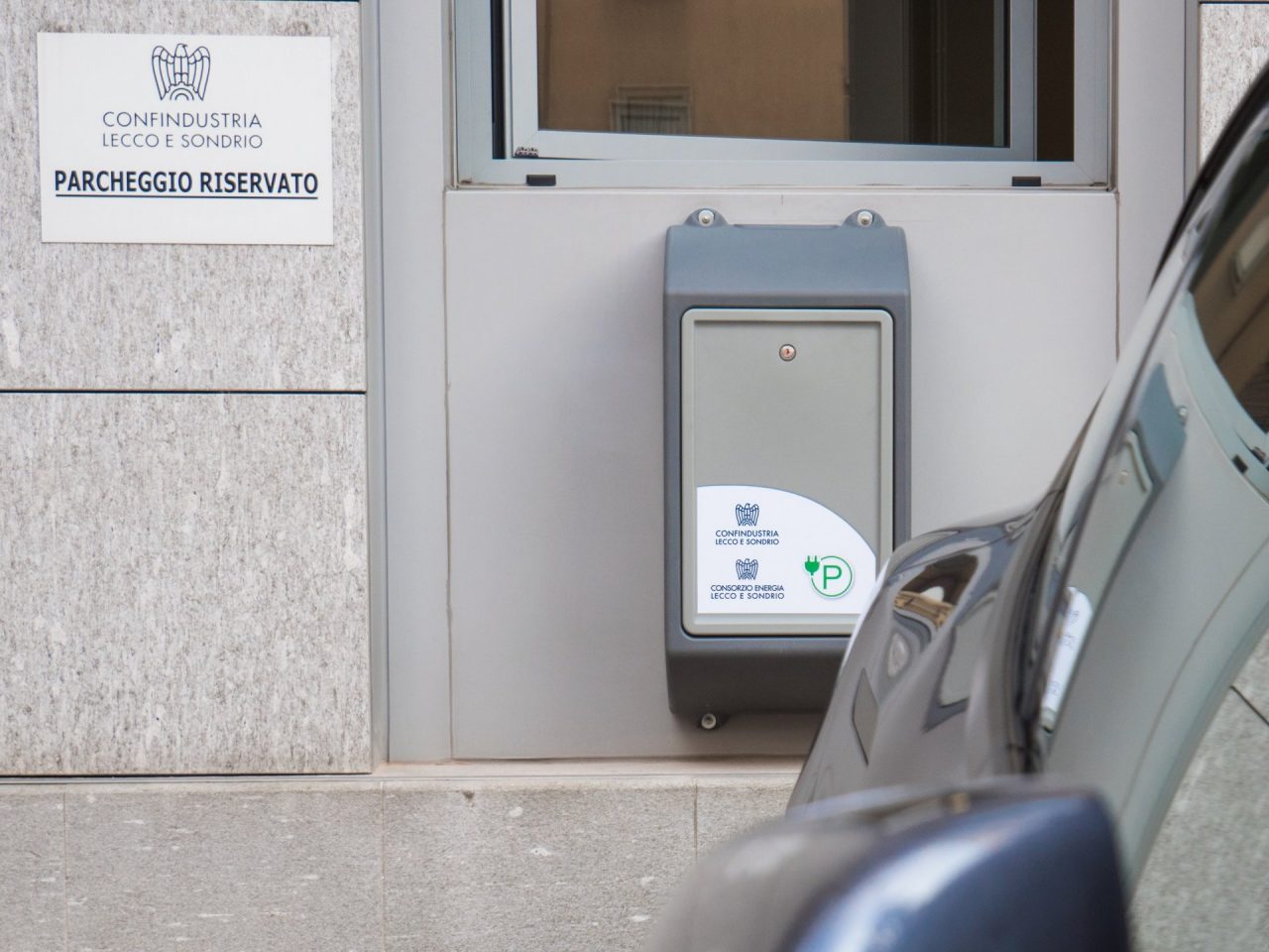 Confindustria attiva a Lecco la wall-box per la ricarica delle auto elettriche