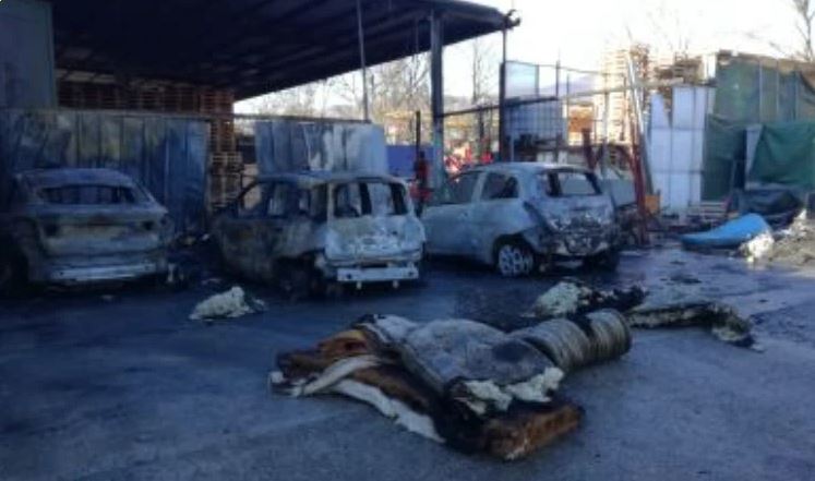 L’ombra di un piromane seriale dietro le tante auto in fiamme