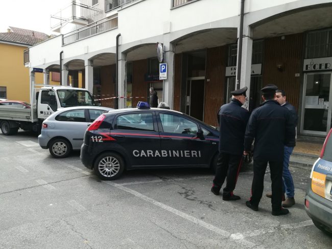 Sfondano il bancomat con un furgone  VIDEO