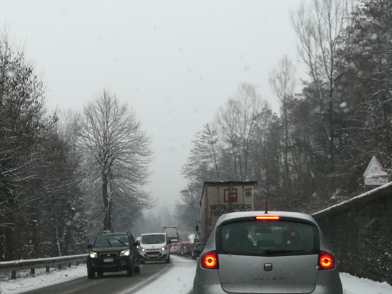 Neve sulla Como-Bergamo, lunghe code FOTO