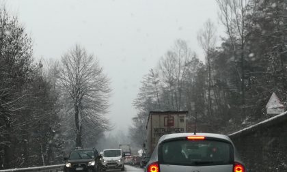 Neve sulla Como-Bergamo, lunghe code FOTO