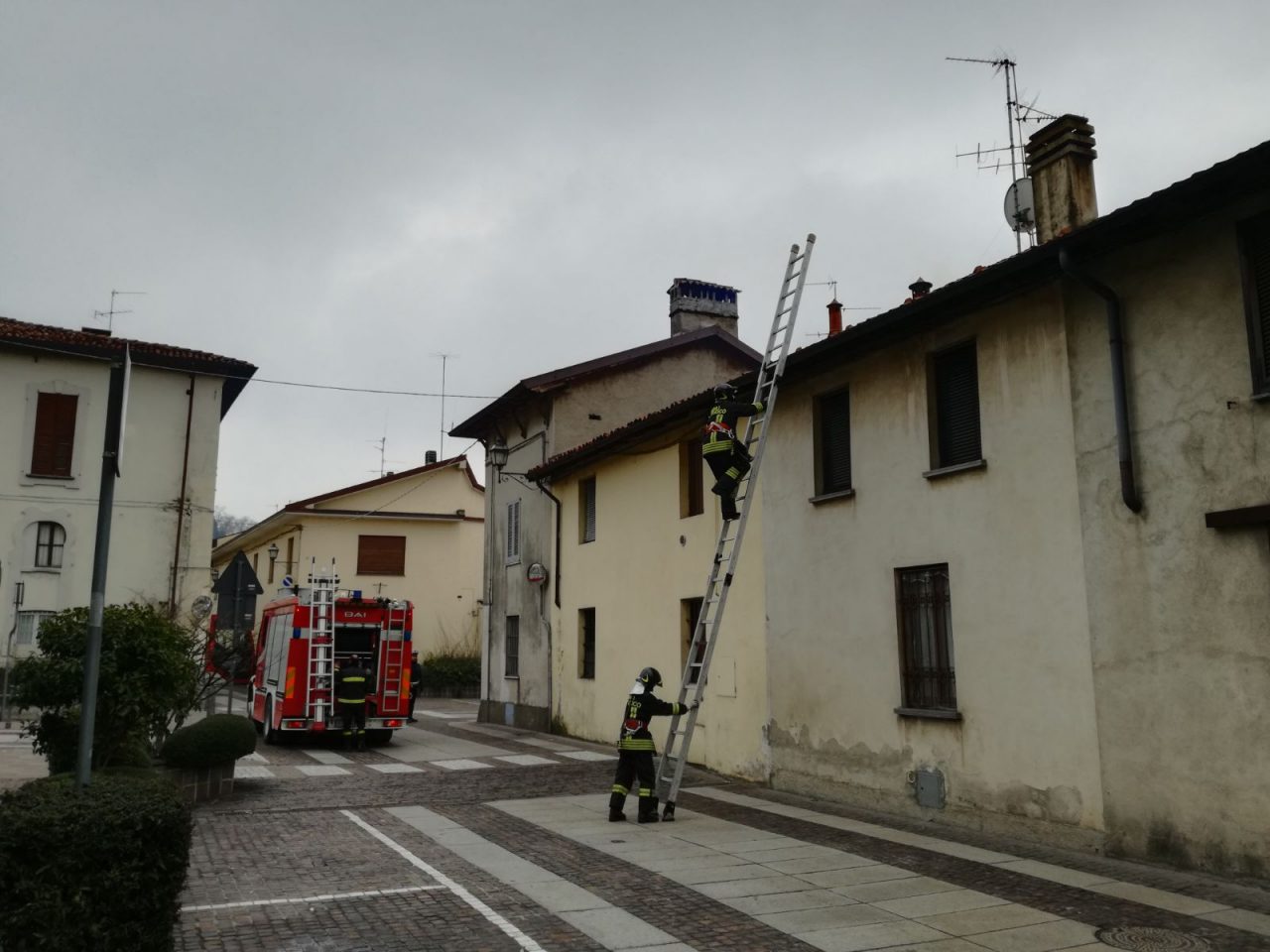 Ancora un incendio tetto domato dai pompieri FOTO E VIDEO
