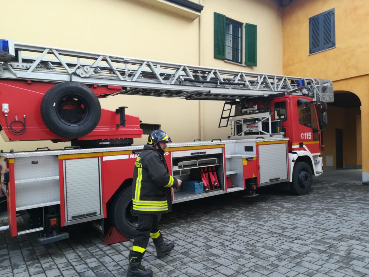 Incendio canna fumaria, intervento in centro paese FOTO