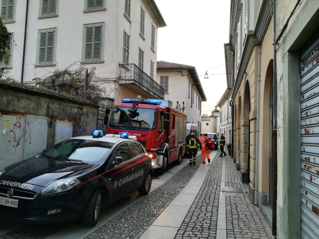Anziano morto in casa in centro Merate FOTO e VIDEO