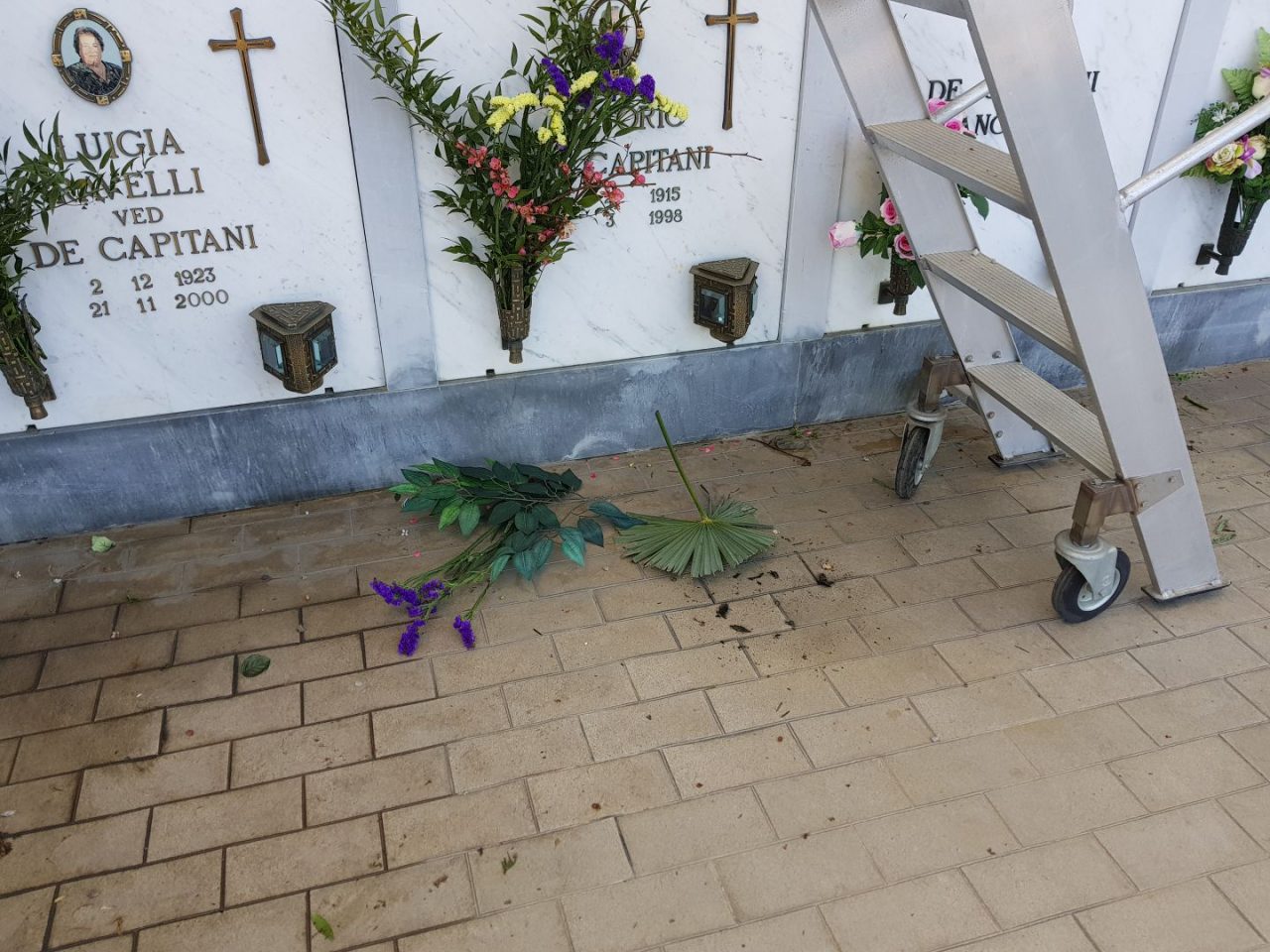 Raid sacrilego al cimitero FOTO