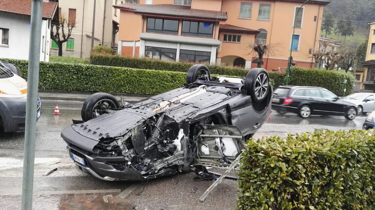 Auto ribaltata feriti due anziani FOTO e VIDEO