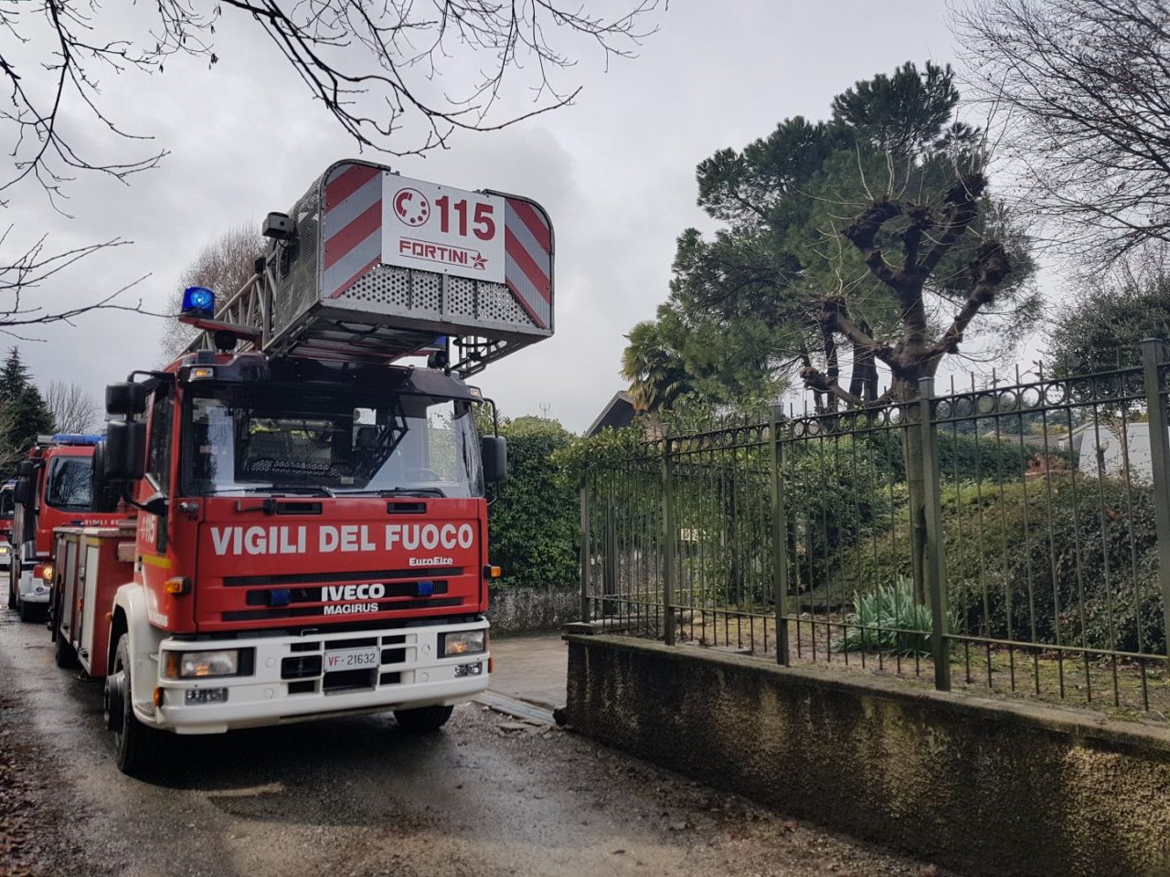 Incendio tetto intervengono i Vigili del Fuoco FOTO