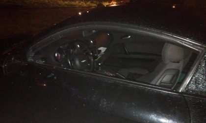 Raid vandalico devastati i finestrini di due auto FOTO