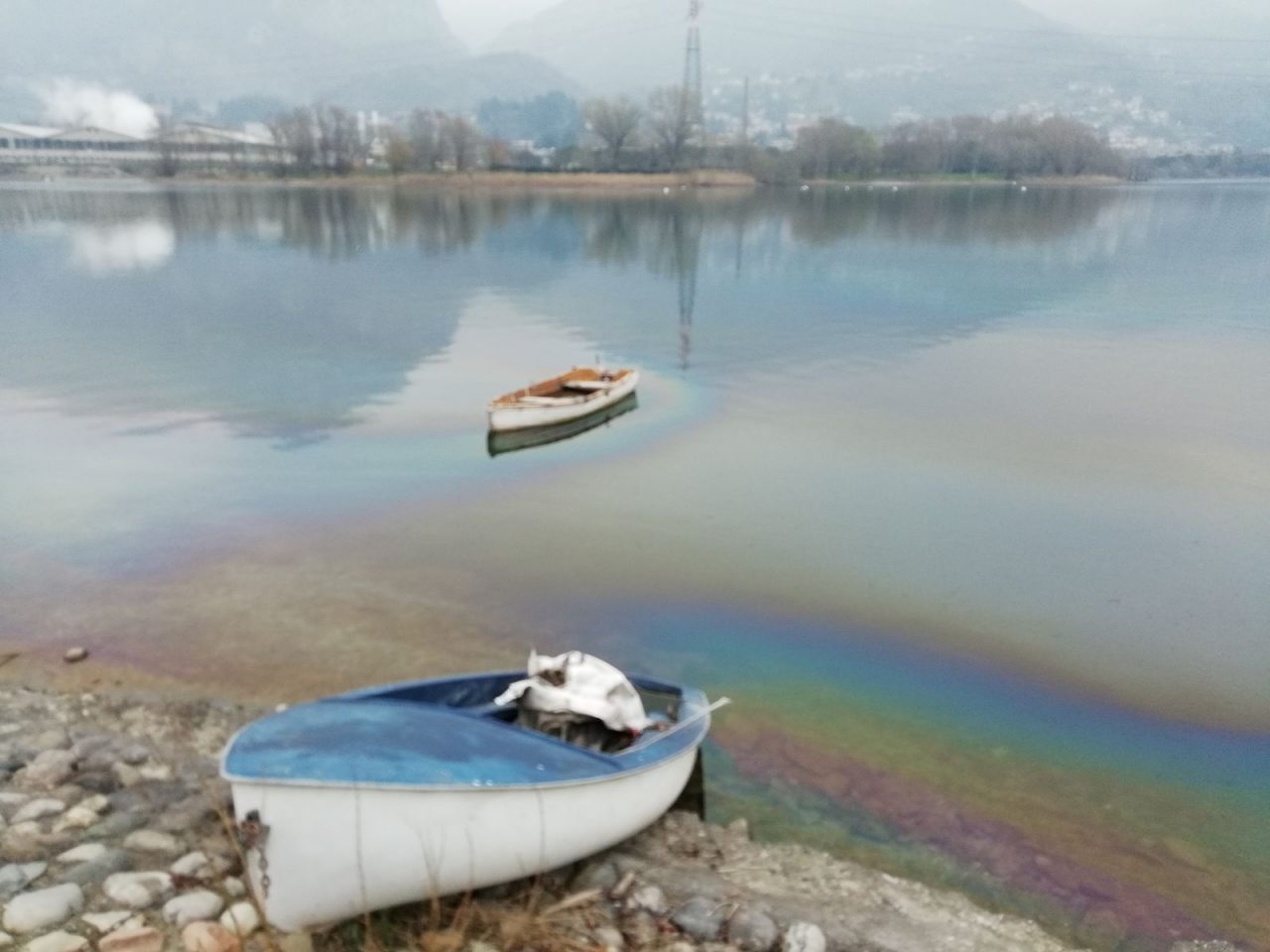 Inquietante macchia d’olio nel lago a Olginate FOTO