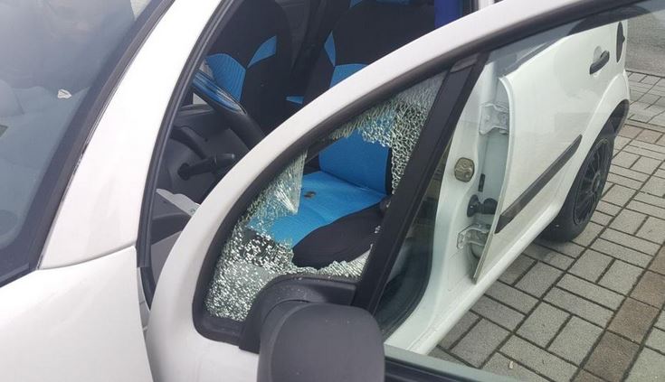Auto danneggiate dai vandali alla luce del sole