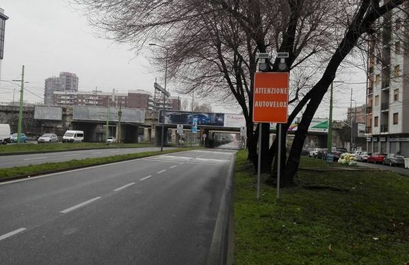 Prende 12 multe in pochi giorni dallo stesso autovelox