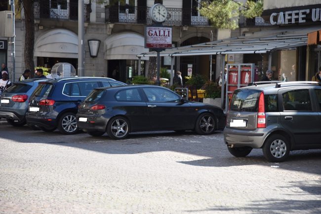 Caro parcheggi a Lecco, dura protesta di Confcommercio