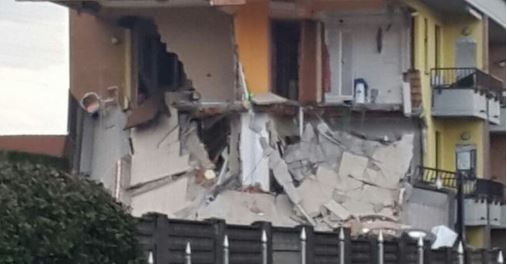 Esplode casa nel Milanese: tre feriti, si scava tra le macerie