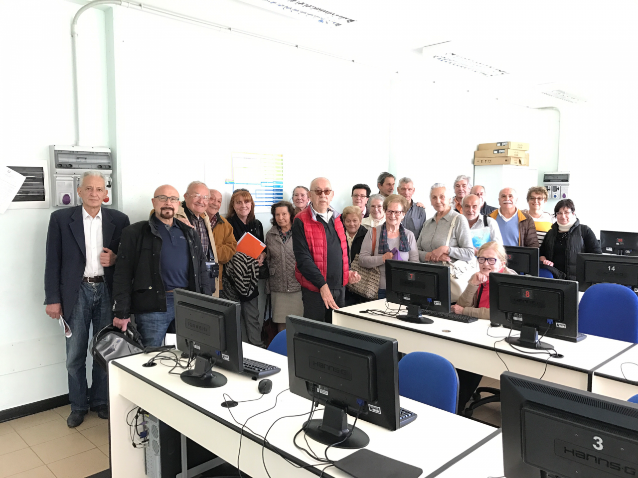 Ragazzi in campo per aiutare i pensionati con le nuove tecnologie