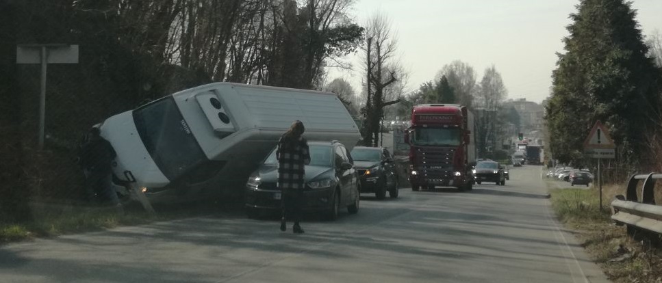 Furgone ribaltato ferita una ragazza FOTO