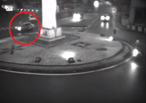 Incidente tra auto e skateboard alla rotonda della Meridiana VIDEO