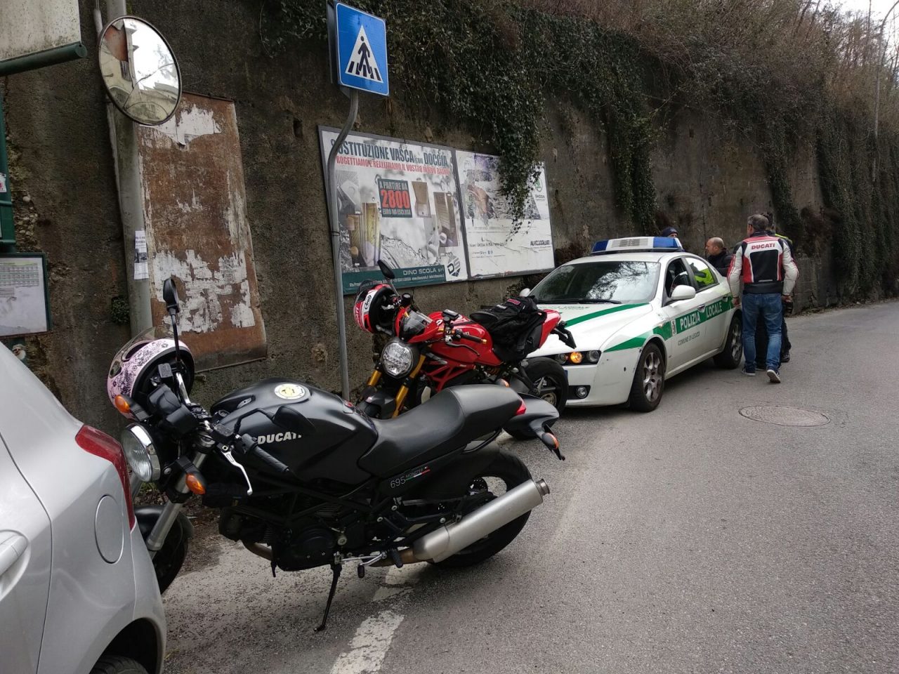 Scontro auto moto a Lecco, soccorso un centauro
