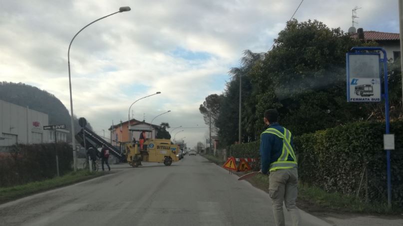 Lavori in strada, traffico rallentato nel Calolziese