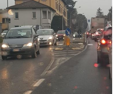 Lavori in strada traffico in tilt nel Calolziese