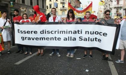 Renzo e Lucio sostiene Arcigay Pavia sul Vescovo: omofobia