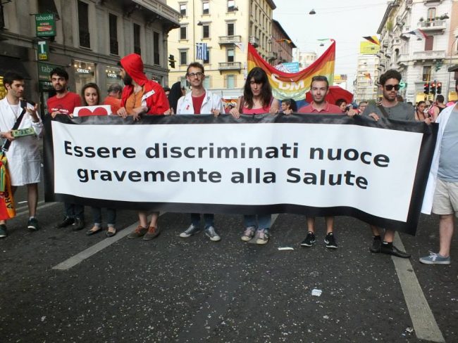 Renzo e Lucio sostiene Arcigay Pavia sul Vescovo: omofobia