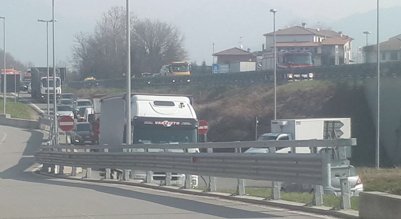 Paura per un ribaltamento in Statale 36. Ferite due donne