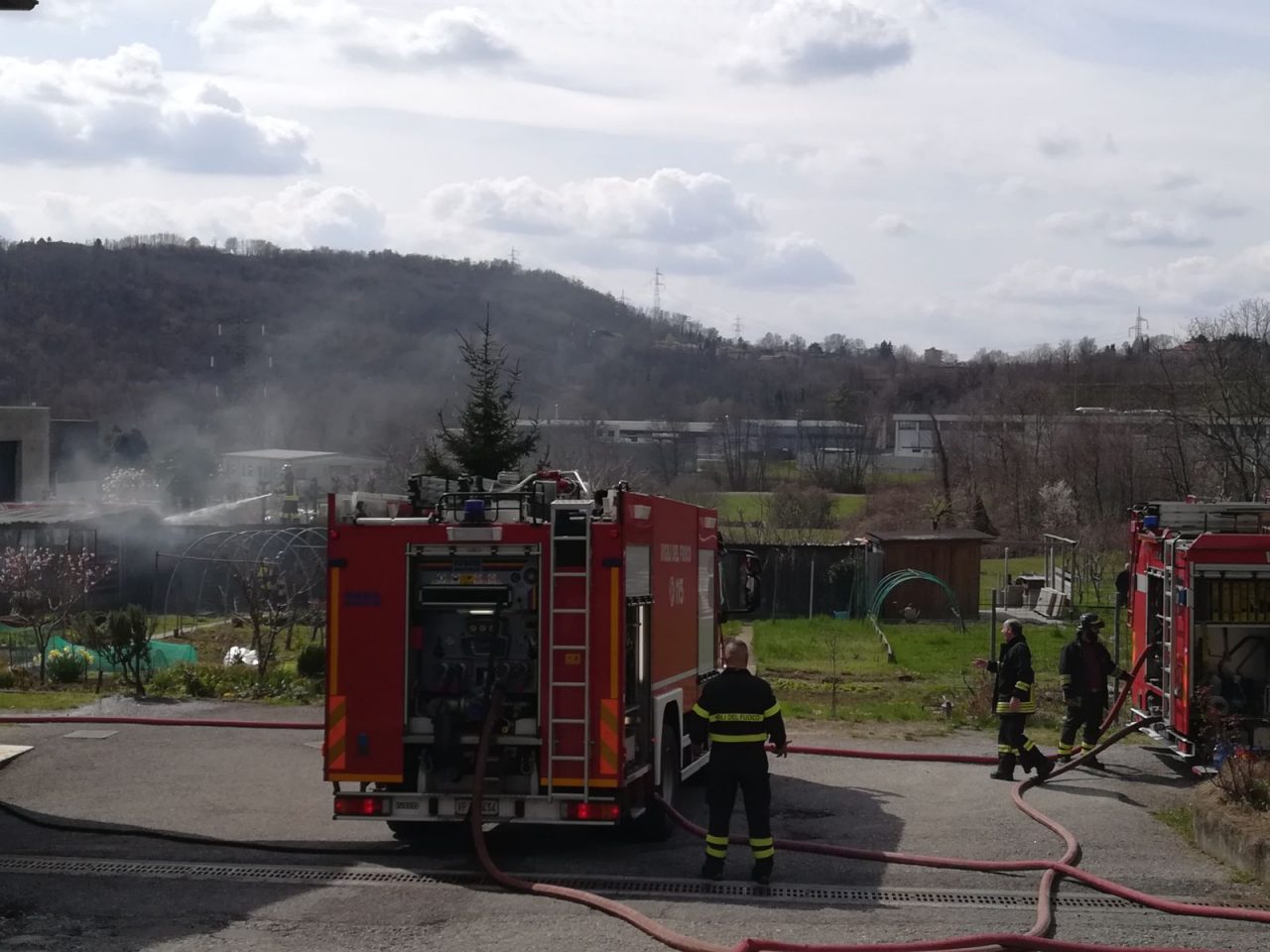 Incendio casotto nel primo pomeriggio FOTO e VIDEO