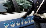 Minaccia e aggredisce clienti e poliziotti al supermercato: in carcere