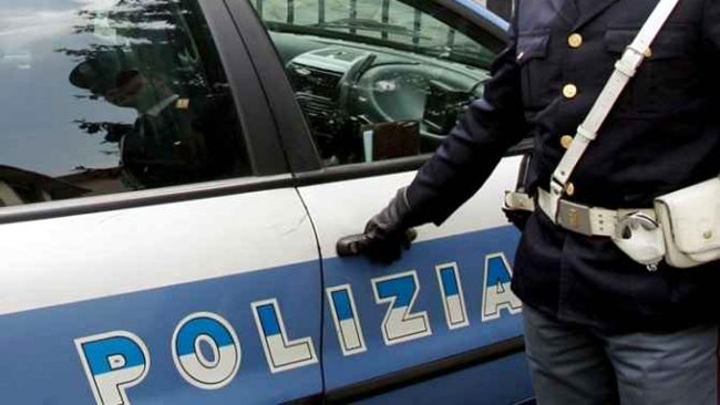 Minaccia e aggredisce clienti e poliziotti al supermercato: in carcere