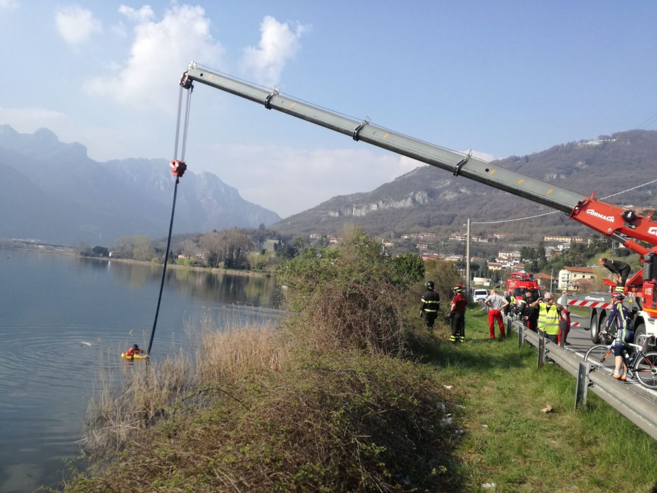 Recuperata l’auto nel lago a Sala al Barro. Miracolato l’autista FOTO E VIDEO