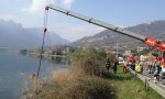 Recuperata l'auto nel lago a Sala al Barro. Miracolato l'autista FOTO E VIDEO