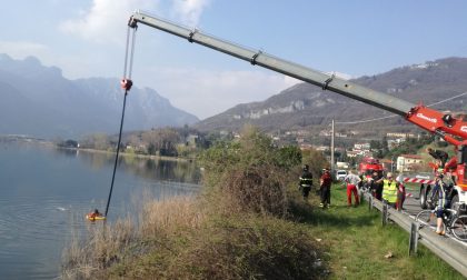 Recuperata l'auto nel lago a Sala al Barro. Miracolato l'autista FOTO E VIDEO