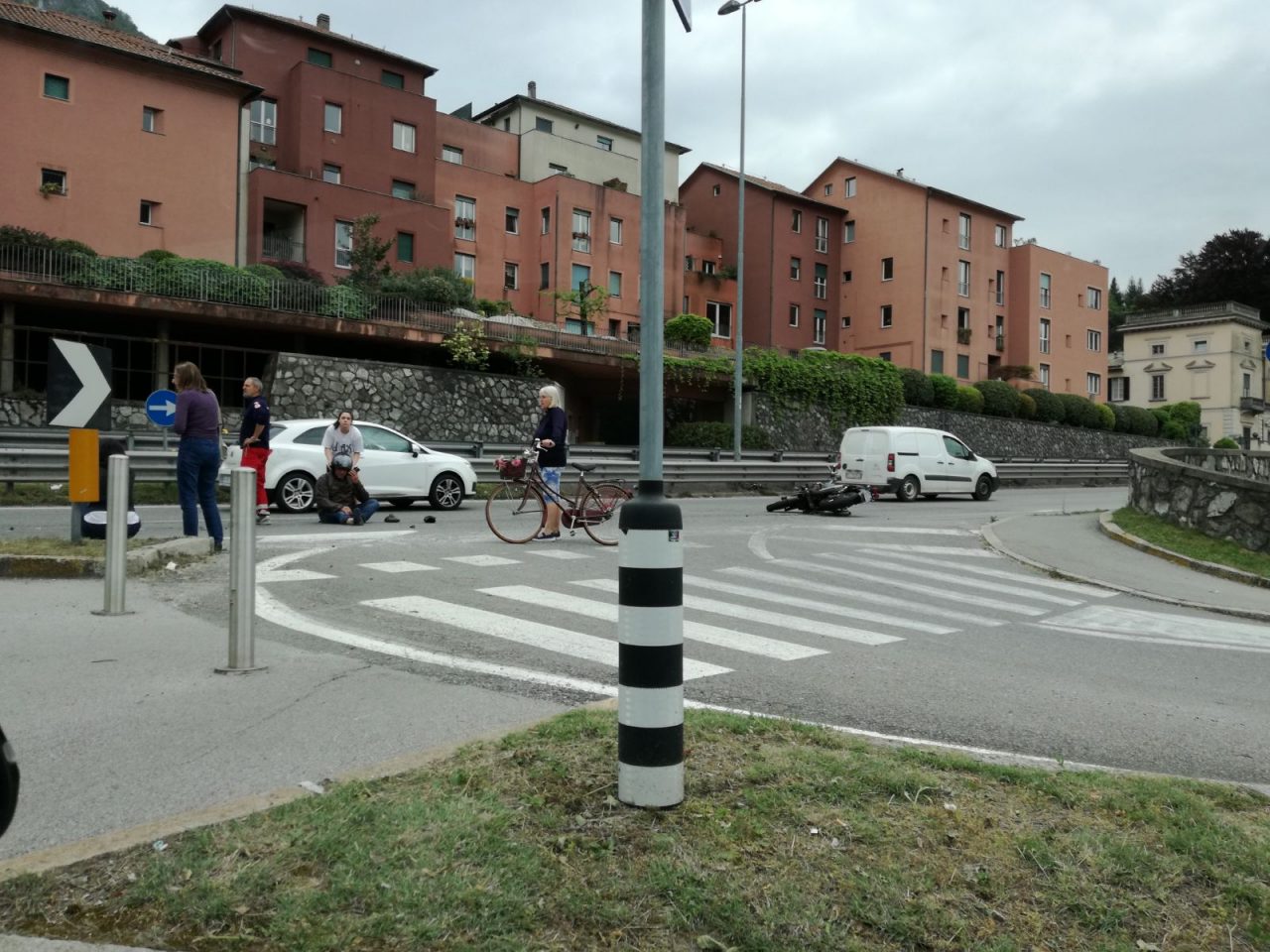 Incidente auto moto, motociclista in ospedale