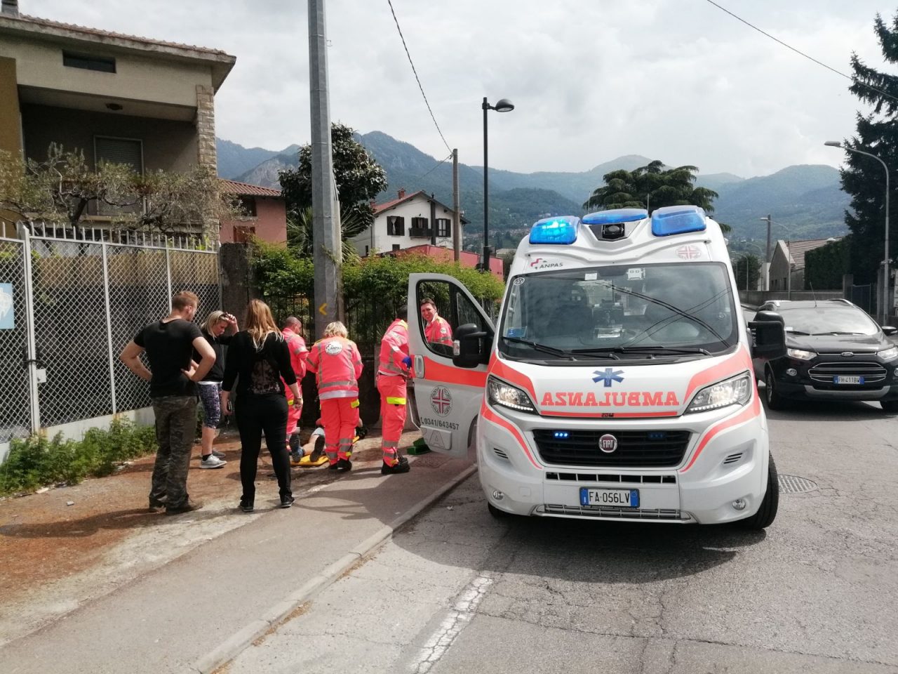Cade dalla bici, soccorso ciclista