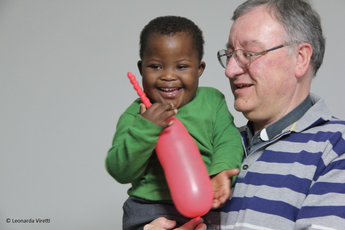 Perde la sorella per un infarto, prete lecchese fonda onlus per bimbi cardiopatici