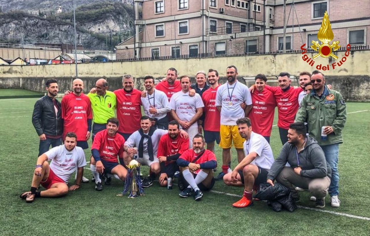 Goleada nella partita tra pompieri e giostrai: vincono i Vigili del Fuoco