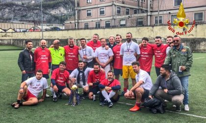 Goleada nella partita tra pompieri e giostrai: vincono i Vigili del Fuoco
