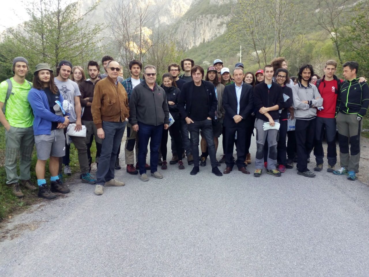 Sentiero Passo del Lupo, 30 giovani volontari al lavoro per ripulirlo