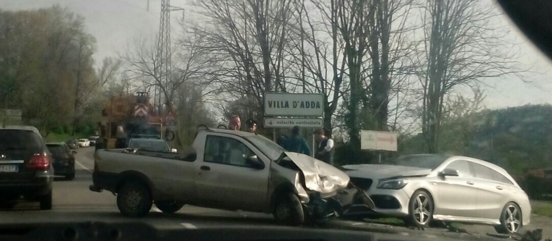 Incidente frontale tra Pontida e Villa d’Adda FOTO