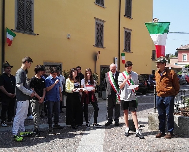 Tricolore esposto per il 25 Aprile a Caprino Bergamasco FOTO e VIDEO