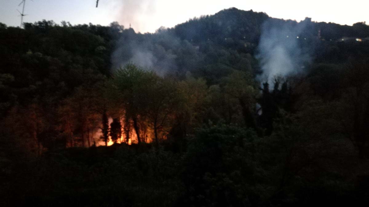 Incendio a Villa d’Adda sulle sponde del fiume FOTO VIDEO
