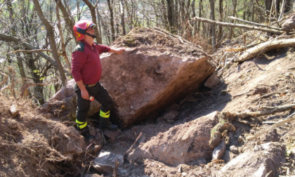 Masso precipitato sulla Sp62: riaperta la strada