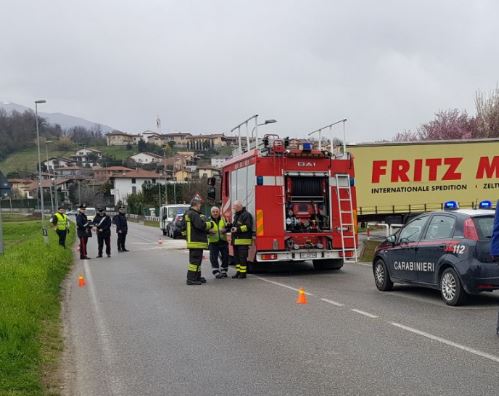 Si schianta contro un tir: muore motociclista 56enne FOTO VIDEO