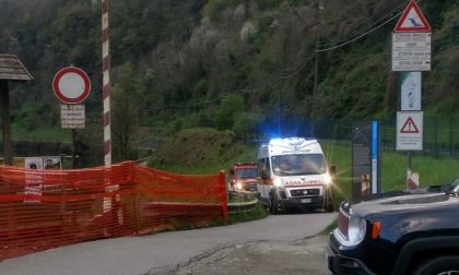 Cade in bici e finisce nel fiume FOTO e VIDEO