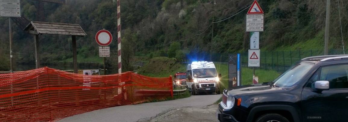 Cade in bici e finisce nel fiume FOTO e VIDEO