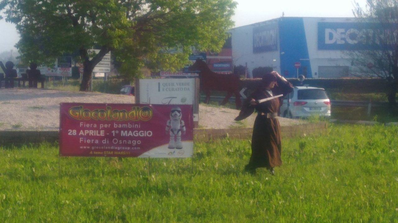 Pazzesco giocano in mezzo alla rotonda travestiti da Guerre Stellari FOTO VIDEO