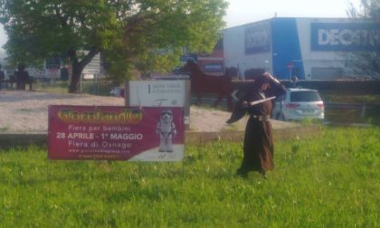Pazzesco giocano in mezzo alla rotonda travestiti da Guerre Stellari FOTO VIDEO