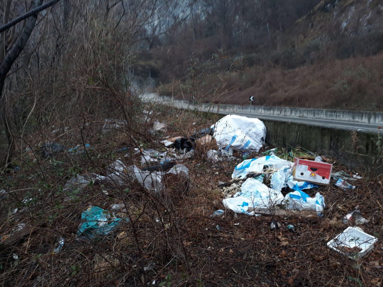Giovani in campo per ripulire il sentiero del Passo del Lupo