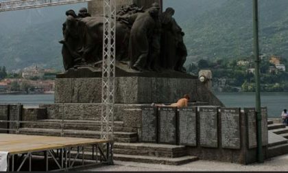 Non c'è limite al peggio: in costume da bagno sul Monumento ai Caduti
