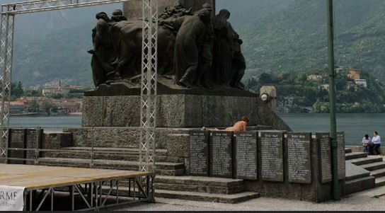 Non c’è limite al peggio: in costume da bagno sul Monumento ai Caduti